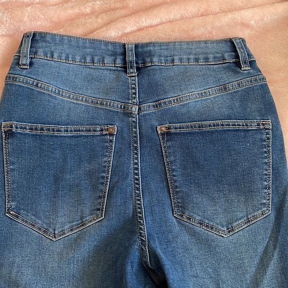 Brand new pair of blue wash jeans! - Picture 4 of 4